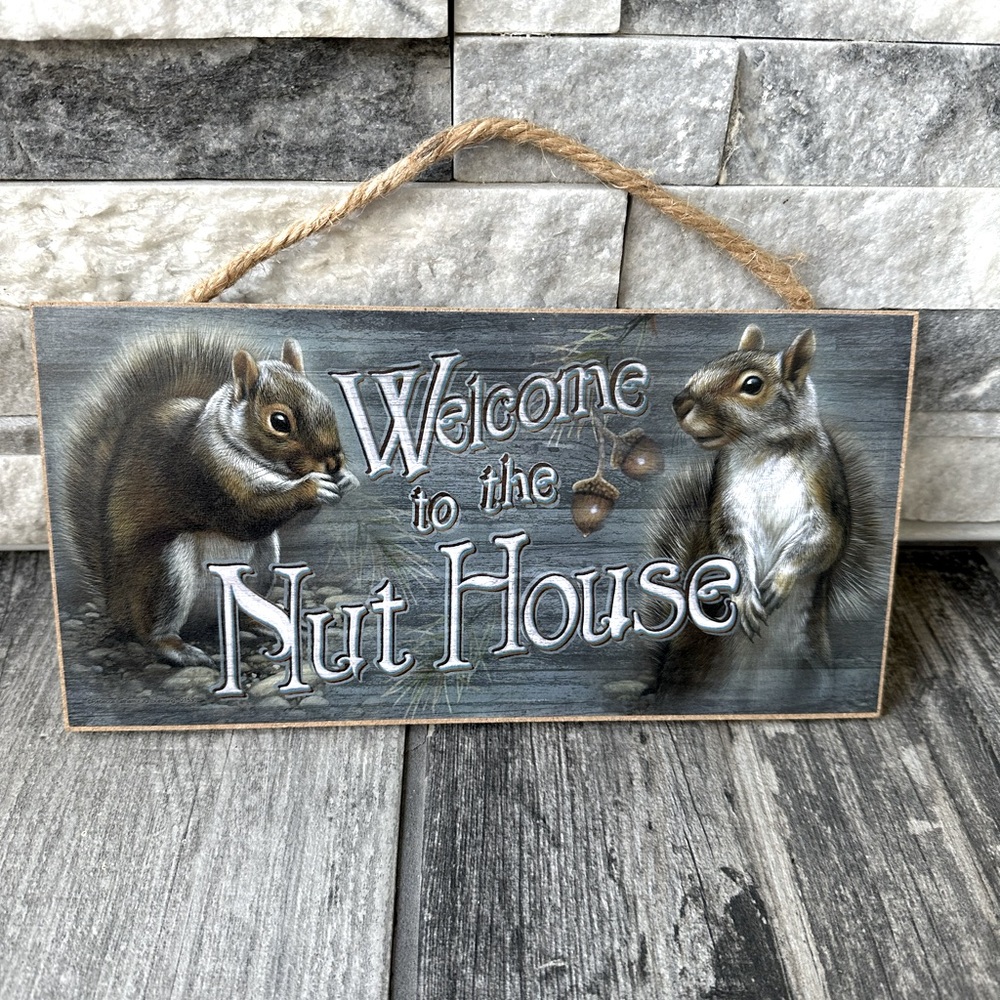 Adorable- Wooden “ Welcome to the Nut House “ Decoration Sign Squirrel 🐿️